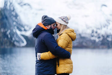 Verliebtes Touristenpaar in Hamnoy, Lofoten, Norwegen - DGOF00145