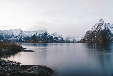 Schneebedeckte Berge an der Küste, Hamnoy, Lofoten, Norwegen - DGOF00150