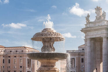Italien, Rom, Bernini-Brunnen an einem sonnigen Tag - MMAF01209
