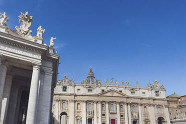 Italien, Rom, Kolonnade auf dem Petersplatz mit der Petersbasilika im Hintergrund - MMAF01211