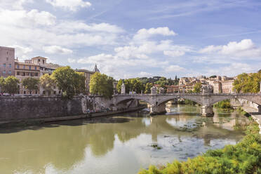 Italien, Rom, Ponte Vittorio Emanuele II an einem sonnigen Tag - MMAF01216