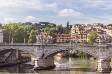 Italien, Rom, Ponte Vittorio Emanuele II an einem sonnigen Tag - MMAF01217