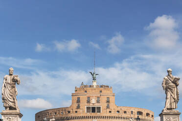 Italien, Rom, Tiefblick auf Statuen vor dem Mausoleum des Hadrian - MMAF01218