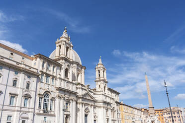 Italien, Rom, Niedriger Blickwinkel auf die Kirche Sant Agnese in Agone mit dem Agonalis-Obelisken im Hintergrund - MMAF01219