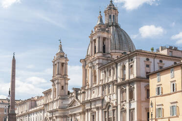 Italien, Rom, Niedriger Blickwinkel auf die Kirche Sant Agnese in Agone mit dem Agonalis-Obelisken im Hintergrund - MMAF01220