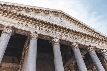 Italien, Rom, Blick von unten auf die Kolonnade des Pantheons - MMAF01221