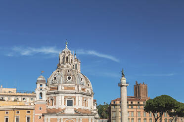 Italien, Rom, Klarer blauer Himmel über Santa Maria di Loreto und Trajans Säule - MMAF01226