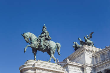 Italien, Rom, Blick von unten auf das Reiterstandbild von Viktor Emanuel II. gegen den klaren blauen Himmel - MMAF01229