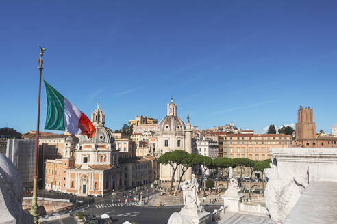 Italy, Rome, Clear blue sky over Italian flag and Piazza Venezia - MMAF01231