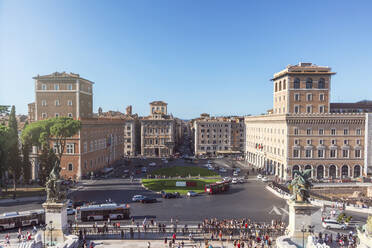 Italien, Rom, Klarer Himmel über Piazza Venezia und Palazzo Bonaparte - MMAF01232