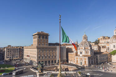 Italien, Rom, Italienische Flagge vor Palazzo Bonaparte und Santa Maria di Loreto - MMAF01233
