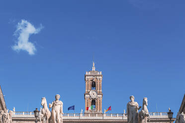 Italien, Rom, Blick von unten auf den Uhrenturm des Palazzo Senatorio gegen den klaren blauen Himmel - MMAF01237