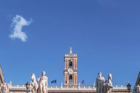 Italien, Rom, Blick von unten auf den Uhrenturm des Palazzo Senatorio gegen den klaren blauen Himmel - MMAF01237