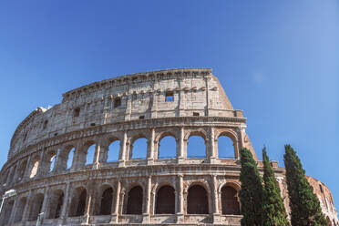 Italien, Rom, Flavisches Amphitheater gegen klaren blauen Himmel - MMAF01240