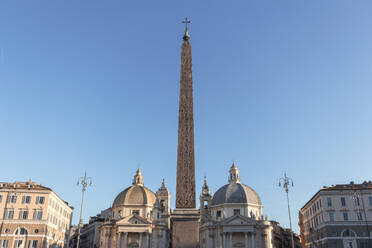 Italien, Rom, Flachansicht des Flaminio-Obelisken zwischen den Kirchen Santa Maria dei Miracoli und Santa Maria in Montesanto - MMAF01244