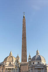 Italien, Rom, Flachansicht des Flaminio-Obelisken zwischen den Kirchen Santa Maria dei Miracoli und Santa Maria in Montesanto - MMAF01245