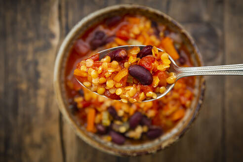 Löffel veganes Chili mit roten Linsen, Stangensellerie, Kidneybohnen, Tomaten und Karotten - LVF08574