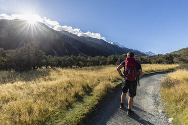 Neuseeland, Ozeanien, Pazifischer Ozean, Südinsel, Canterbury, Ben Ohau, Südliche Alpen (Neuseeländische Alpen), Mount Cook National Park, Rückansicht eines Wanderers - FOF11636