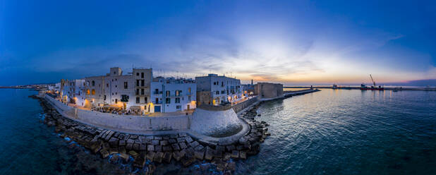 Italien, Apulien, Monopoli, Luftaufnahme von Meer und Altstadt bei Sonnenuntergang - AMF07796