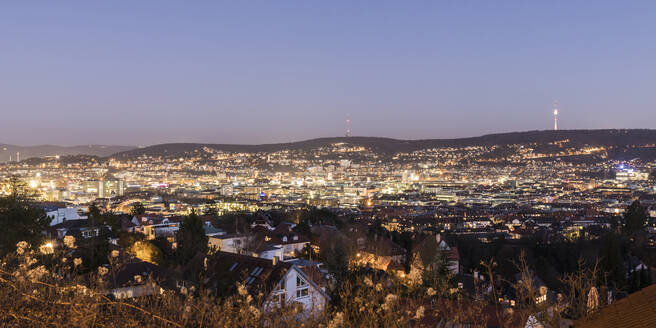 Deutschland, Baden-Württemberg, Stuttgart, Klarer Himmel über beleuchteter Innenstadt in der Abenddämmerung - WDF05692