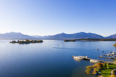 Deutschland, Bayern, Gstadt am Chiemsee, Klarer Himmel über blauem Chiemsee mit Bergen im Hintergrund - SIEF09452