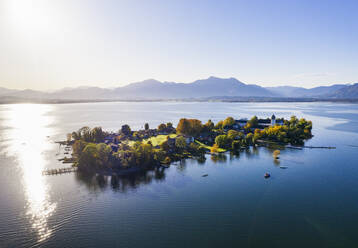 Deutschland, Bayern, Luftaufnahme des Dorfes auf der Insel Frauenchiemsee - SIEF09458