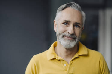 Porträt eines lächelnden reifen Mannes mit grauem Bart und blauen Augen - KNSF07351