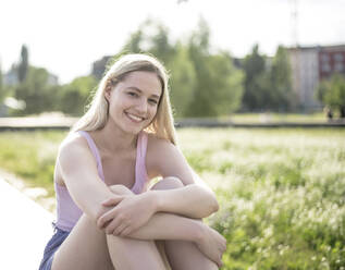 Portrait of smiling young woman in summer - BFRF02177