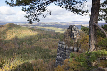 Germany, Saxony, Schrammsteine rock formation and vast autumn forest in Saxon Switzerland National Park - WIF04176