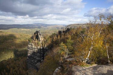 Germany, Saxony, Schrammsteine rock formation and vast autumn forest in Saxon Switzerland National Park - WIF04178