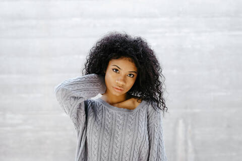 Porträt einer schönen jungen Frau mit Strickpullover, lizenzfreies Stockfoto