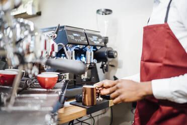 Nahaufnahme eines Barista bei der Arbeit in einem Café - OCMF01015