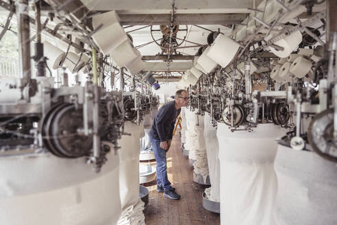 Man working at a machine in a textile factory - SDAHF00057