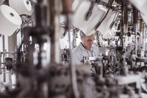 Man working at a machine in a textile factory - SDAHF00068