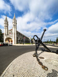 Portugal, Lissabon, Belem, Außenansicht des Hieronymitenklosters, Mosteiro dos Jeronimos, mit Anker am Marinemuseum im Vordergrund - AMF07798