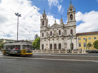 Portugal, Lissabon, Fassade der Estrela-Basilika mit Straßenbahn im Vordergrund - AMF07800