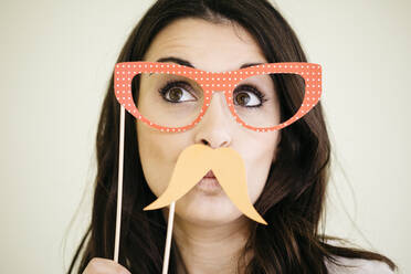 Porträt einer jungen Frau mit Comedy-Brille und falschem Schnurrbart - JRFF04085