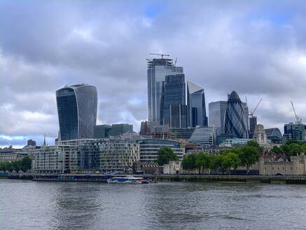 England, London, Die Stadt, Wolkenkratzer über den Fluss gesehen - LOMF00984