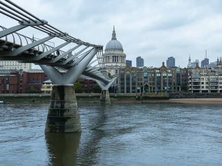 England, London, Millennium Bridge und St. Paul's Cathedral - LOMF00987
