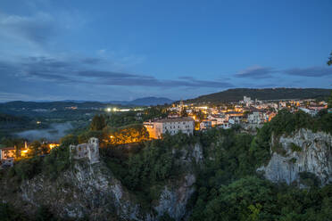 Stadtbild von Pazin in der Abenddämmerung, Istrien, Kroatien - MAMF01064