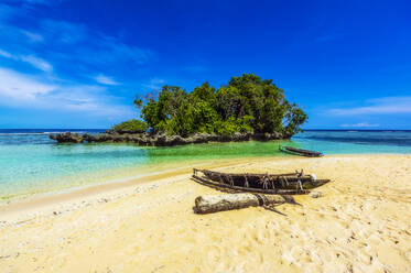 Ozeanien, Papua-Neuguinea, Trobriand-Inseln, Insel Kiriwina (früher Boyowa), Kleines Holzboot am tropischen Strand - THAF02648