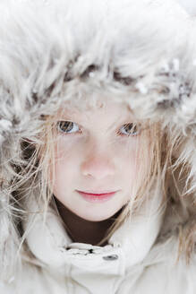 Porträt eines kleinen Mädchens mit Kapuzenjacke im Winter - EYAF00910