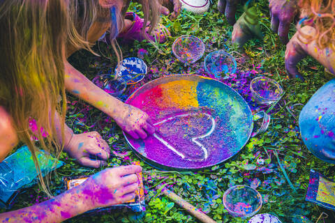 Das Festival der Farben feiern, ein Herz zeichnen, lizenzfreies Stockfoto