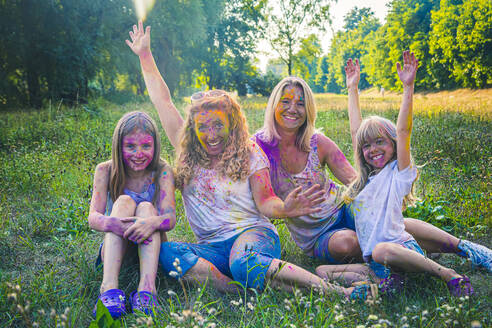 Gruppenbild von zwei Frauen und zwei Mädchen, die das Fest der Farben feiern - SARF04453
