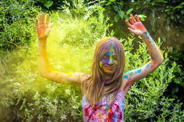 Porträt eines glücklichen Mädchens, das das Fest der Farben feiert - SARF04458