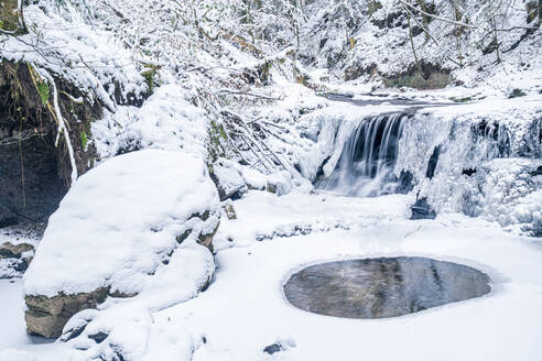 Deutschland, Baden-Württemberg, Weinstadt, Schwäbisch-Fränkischer Wald im Winter - STSF02446