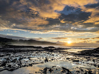 New Zealand, Northland Region, Ahipara, Scenic view of Shipwreck Bay at sunset - STSF02451