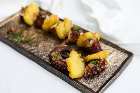 Tapa mit spanischem Oktopus und Kartoffeln, lizenzfreies Stockfoto
