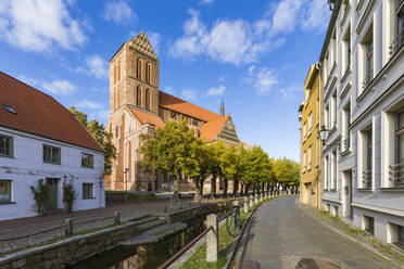 Deutschland, Mecklenburg-Vorpommern, Wismar, Hansestadt, Altstadt und St. Marienkirche - WDF05693