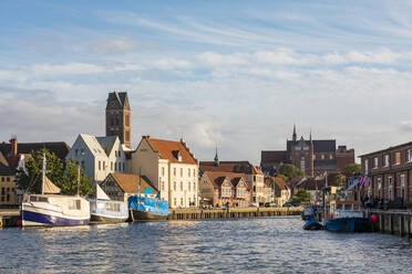 Germany, Mecklenburg-West Pomerania, Wismar, Hanseatic City, Old town and boats in harbor - WDF05695